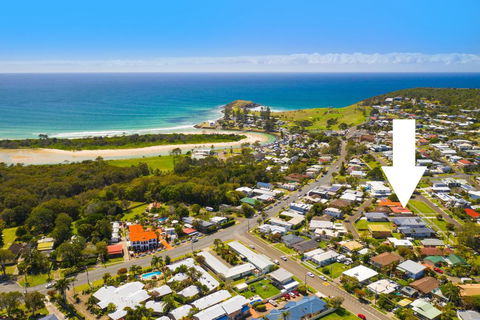 Burkeys, 5 Main Street - Accommodation VIC 3