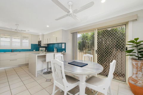 Burkeys, 5 Main Street - Accommodation VIC 2