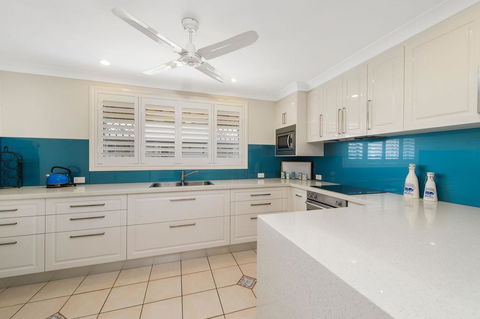 Burkeys, 5 Main Street - Accommodation VIC 0