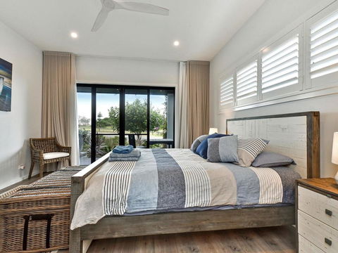 Caves Luxury Beachside Escape - Literally Across The Road From Surf Club - Accommodation VIC 3