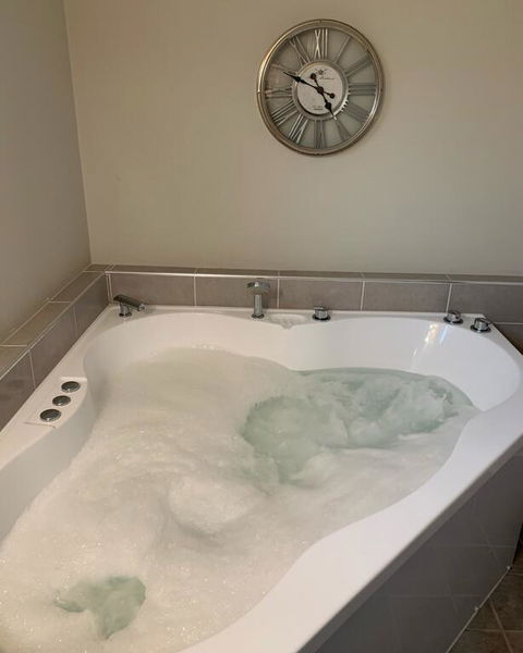 Churchill's B&B Twin Spa Getaway - Accommodation VIC 3
