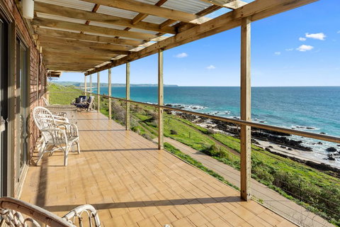 Cliffs End Beach Shack - 105 Gold Coast Drive, Carrickalinga - Accommodation VIC 0