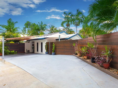 Coconut Blue Front - Palm Cove - Accommodation VIC 1