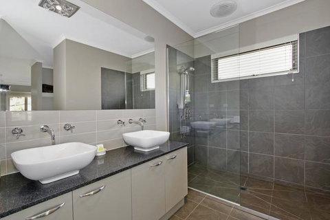 Collins Retreat - 4 Bedroom Home With Pool - Accommodation VIC 2