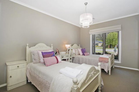 Collins Retreat - 4 Bedroom Home With Pool - Accommodation VIC 1