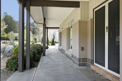Collins Retreat - 4 Bedroom Home With Pool - Accommodation VIC 3