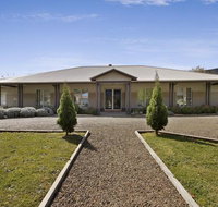 Collins Retreat - 4 Bedroom home with Pool - Accommodation VIC