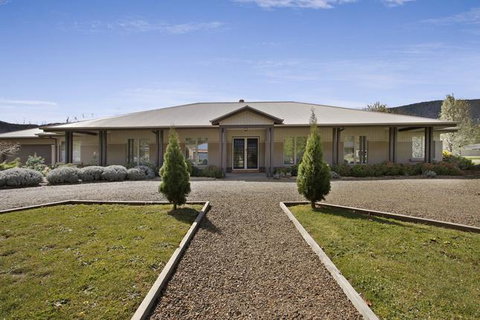 Collins Retreat - 4 Bedroom Home With Pool - Accommodation VIC 0