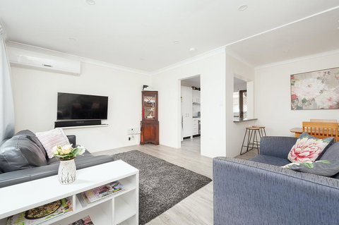 Comfy & Convenient @ Homebush West 300 Steps Train - Accommodation VIC 1