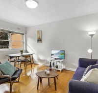 Comfy one-bedroom unit between city and airport - Accommodation VIC