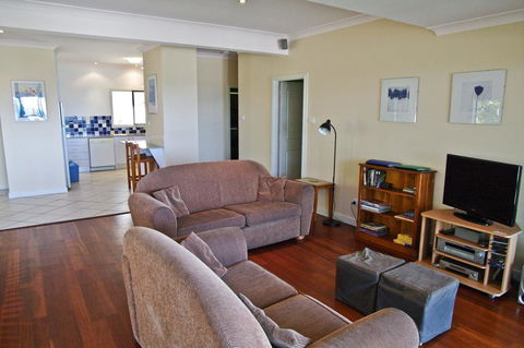 Cooinda, 17 Dulconghi Street - Accommodation VIC 0