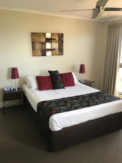 Coral Towers Holiday Suites - Accommodation VIC 3