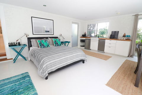 Corella Studio Apartment In Raffetys Resort - Accommodation VIC 2