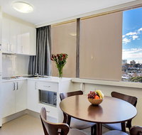 Cosmopolitan apartment at College St - Accommodation VIC