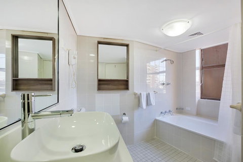 Cosmopolitan Apartment At College St - Accommodation VIC 3