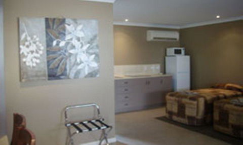 Cosmos Country Motor Inn - Accommodation VIC 0