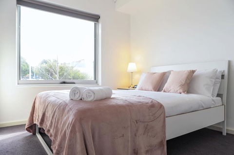 Cosy Apartment Near Racecourse - Accommodation VIC 3