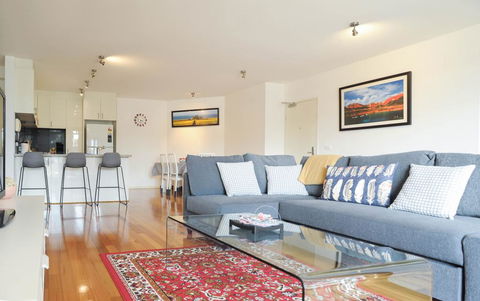 Cosy Apartment Near Racecourse - Accommodation VIC 2