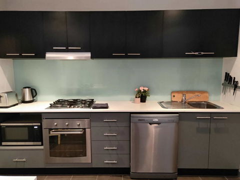 Cosy Modern Apartment In Brunswick - Accommodation VIC 3
