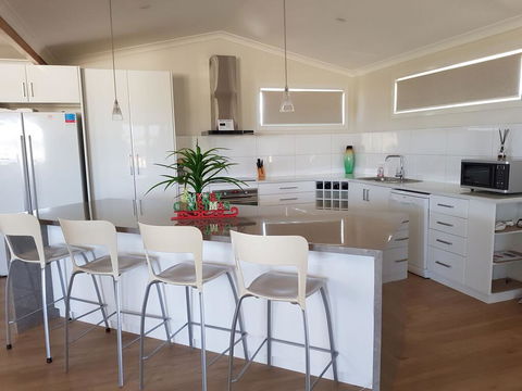 Cozzys Condo Luxury Beach House - Accommodation VIC 3
