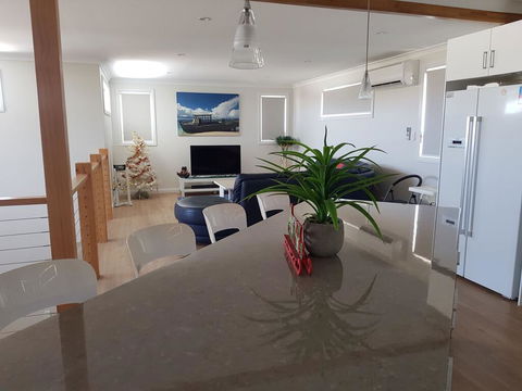 Cozzys Condo Luxury Beach House - Accommodation VIC 0