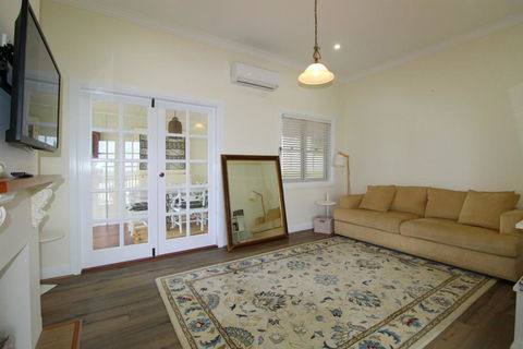 Crescent Haven, 2A View Street, - Accommodation VIC 0