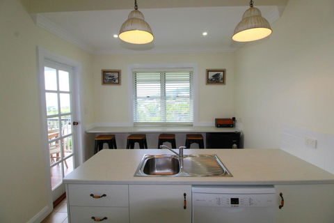 Crescent Haven, 2A View Street, - Accommodation VIC 2