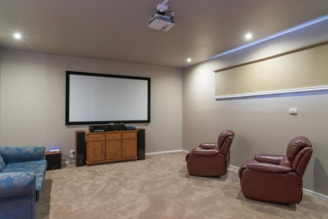 Currawong Close - Heated Pool, Home Theatre, WiFi, 4 Bdrm, Pool Table - Accommodation VIC 3