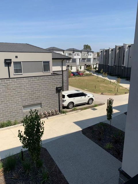 Delicate And Peaceful Bundoora Townhouse 10-R1 - Accommodation VIC 3