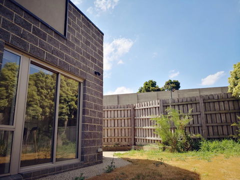 Delicate And Peaceful Bundoora Townhouse 10-R1 - Accommodation VIC 1
