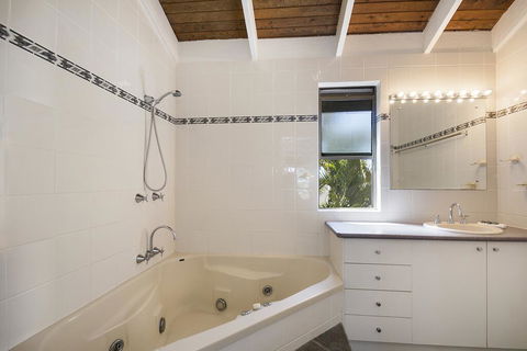 Descola 10 - Accommodation VIC 3
