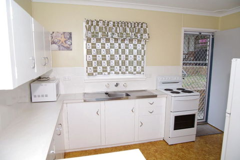 Dunroamin, 20 Main Street - Accommodation VIC 3