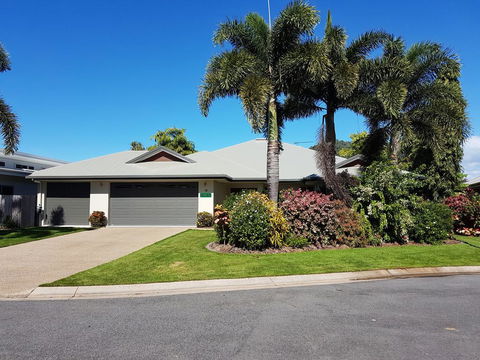 Eden Trinity Beach Lagoon Front House - Accommodation VIC 1