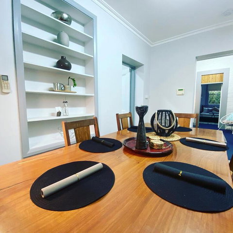 Entire Townhouse In Heart Of Echuca's Port CBD - 15 Guest Capacity - Accommodation VIC 3