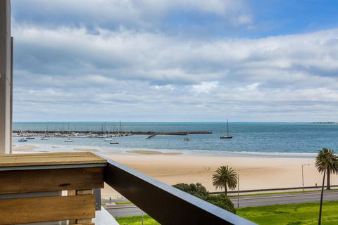 Exquisite 2 Bed Apartment With Beach & City Views - Accommodation VIC 1