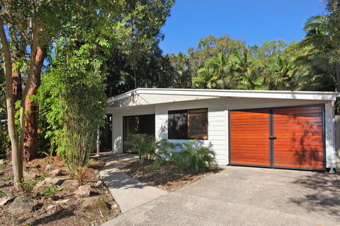 FABULOUS HOLIDAY HIDEAWAY - COOLUM BEACH - Accommodation VIC 3