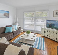 Family Beach House With Parking and Outdoor Dining - Accommodation VIC