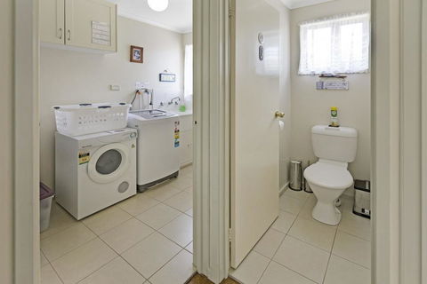 Four Sisters - Beachside Holiday - Accommodation VIC 2