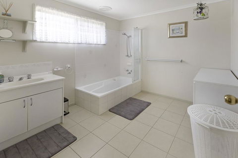 Four Sisters - Beachside Holiday - Accommodation VIC 3