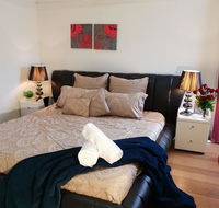 GIRLS ONLY. Large bedroom with KING bed close to everything - Accommodation VIC