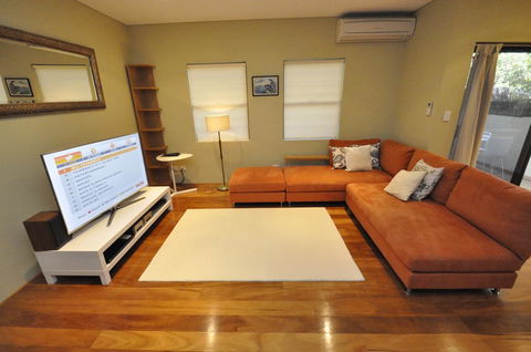 Glebe Self-Contained Modern One-Bedroom Apartment (47ROS) - Accommodation VIC 1