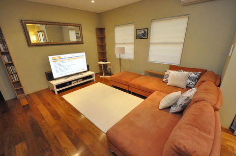 Glebe Self-Contained Modern One-Bedroom Apartment (47ROS) - Accommodation VIC 0