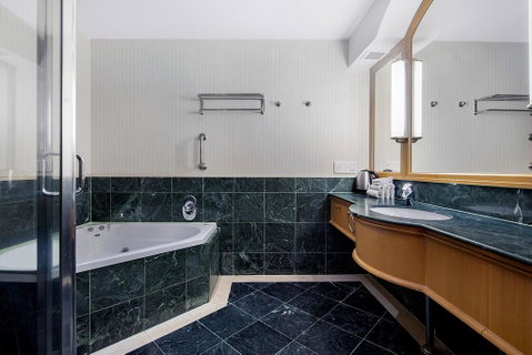 Gold Tower 20th Level Hotel Suite - Accommodation VIC 2