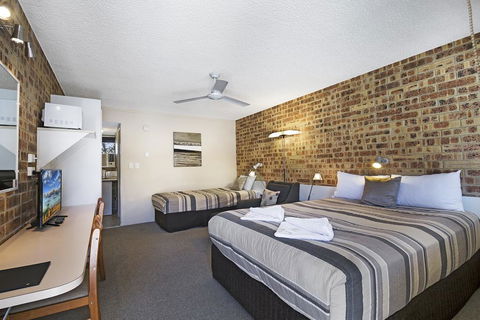 Golden Beach Motor Inn - Accommodation VIC 3
