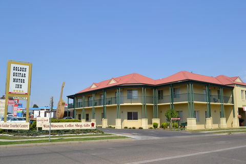Golden Guitar Motor Inn - Accommodation VIC 2