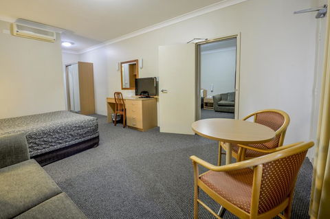 Golden Guitar Motor Inn - Accommodation VIC 0