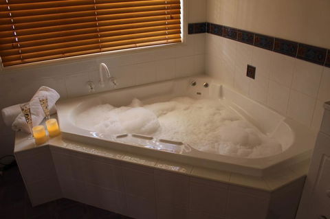 Granite Gardens Cottages & Lake Retreat - Accommodation VIC 2