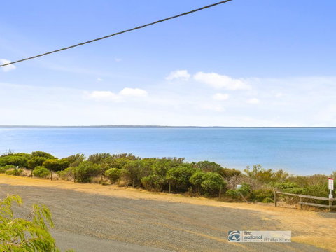 Grossard Point, The Lighthouse, Ventnor - Accommodation VIC 1