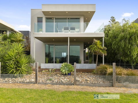 Grossard Point, The Lighthouse, Ventnor - Accommodation VIC 2