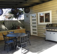 Guesthouse with Pool  BBQ - 10 kms from CBD - Accommodation VIC